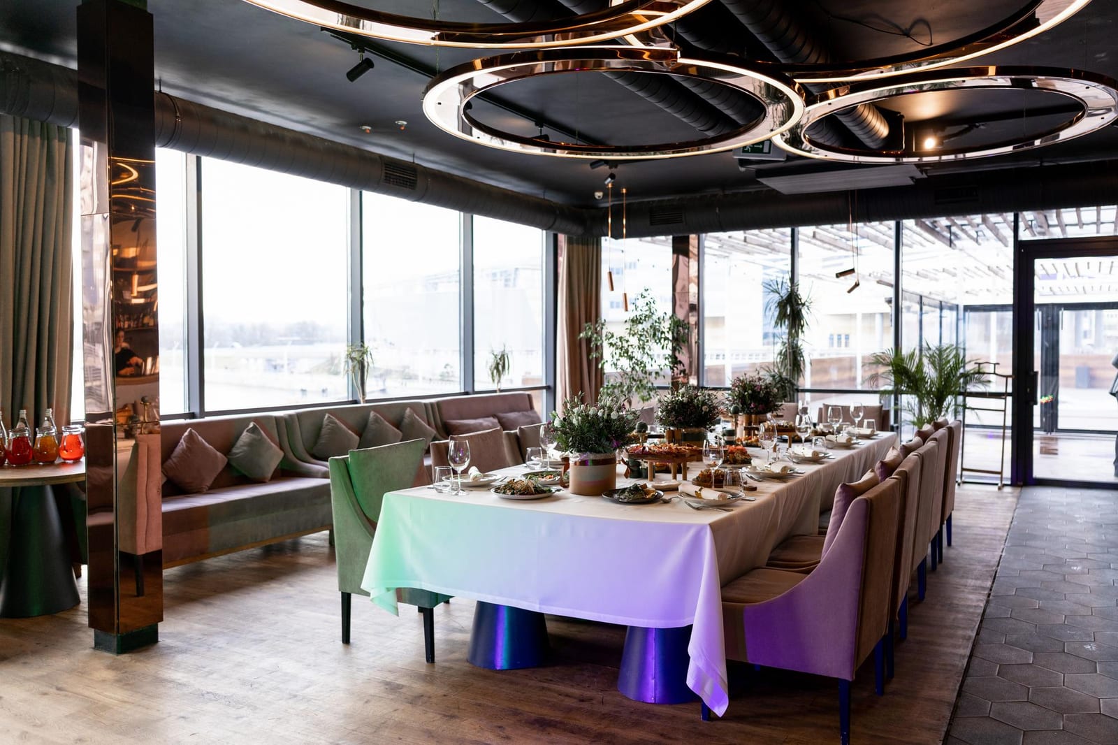 Mesa de evento decorada com pratos servidos para uma celebração em restaurante
